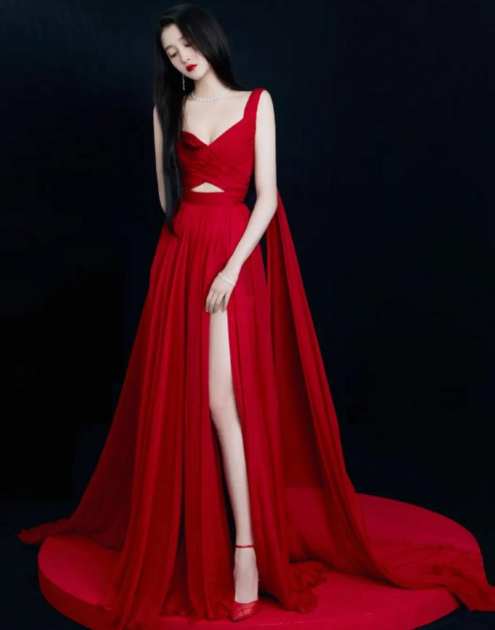 关晓彤亮相白玉兰盛典,一袭红裙又美又飒关晓彤亮相白玉兰盛典,她的