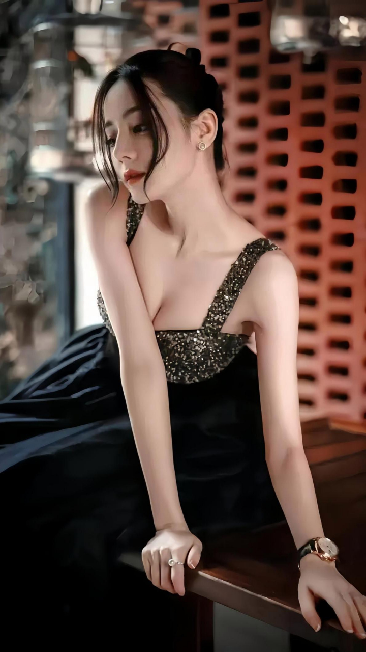 迪丽热巴吊带裙写真壁纸