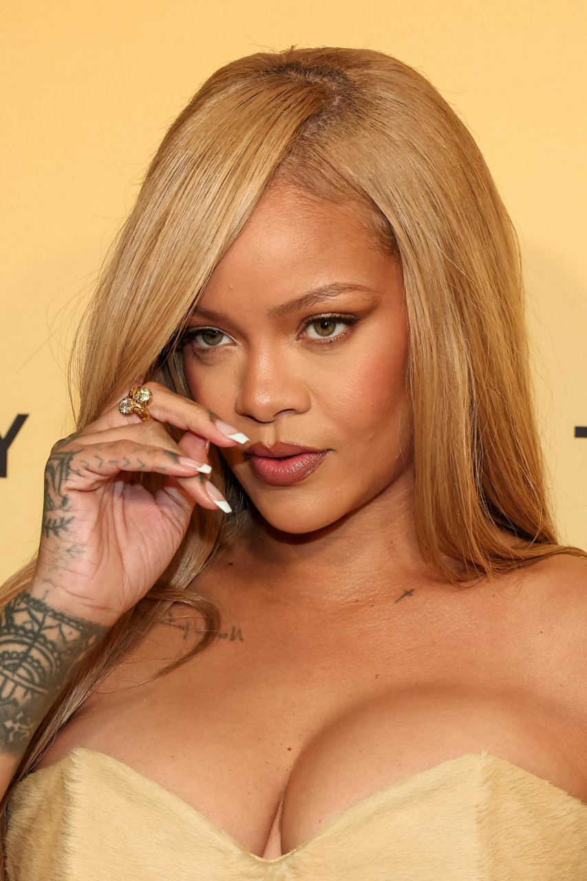 蕾哈娜最妆容完美无瑕!