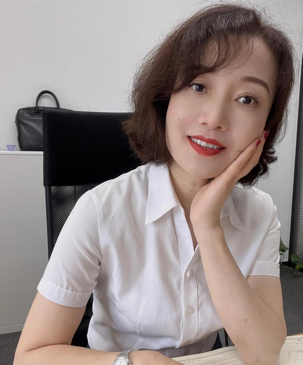 白色衬衣,黑色裙子,高跟鞋,一位性感撩人的熟女阿姨,散发着令人无法