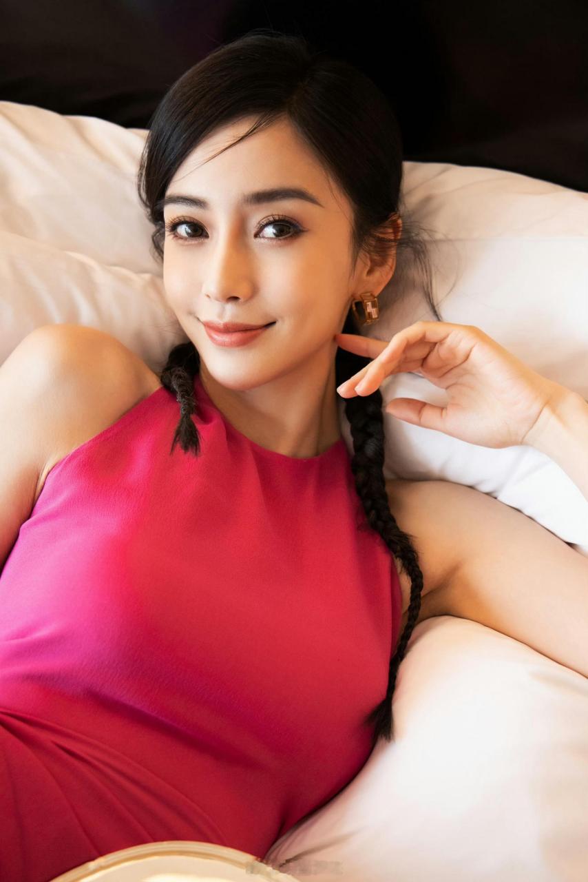 angelababy梳起双马尾辫,显得更加可爱和幼稚.