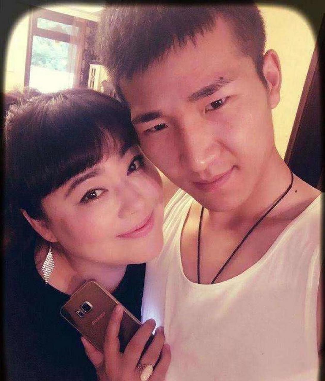 助理晒聊天记录打脸李菁菁说谎:早知小男友出轨,承认挪钱买豪车