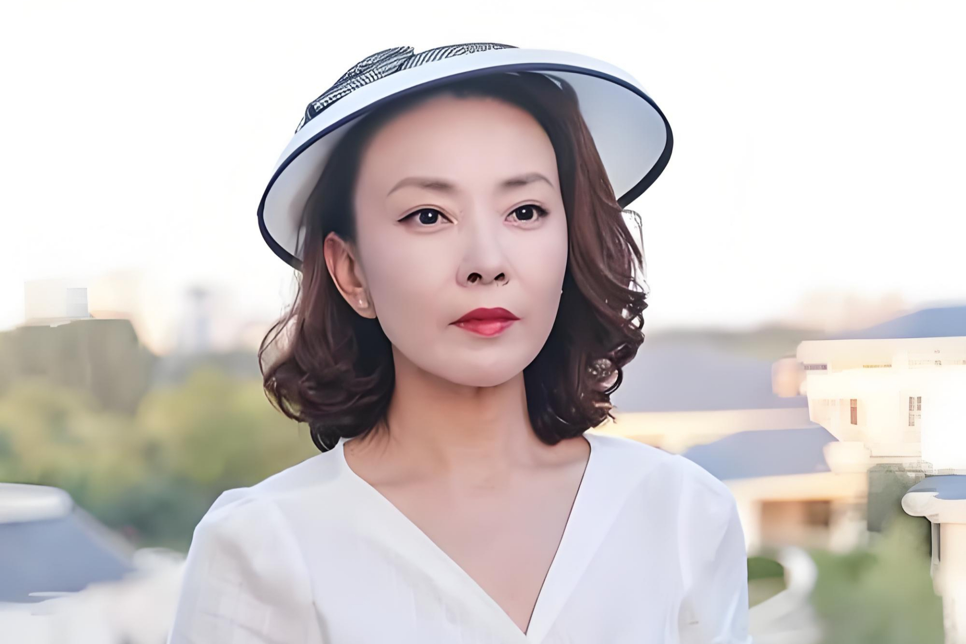 感情经历丰富,曾与张嘉译,孙红雷传绯闻,后嫁圈外富豪.