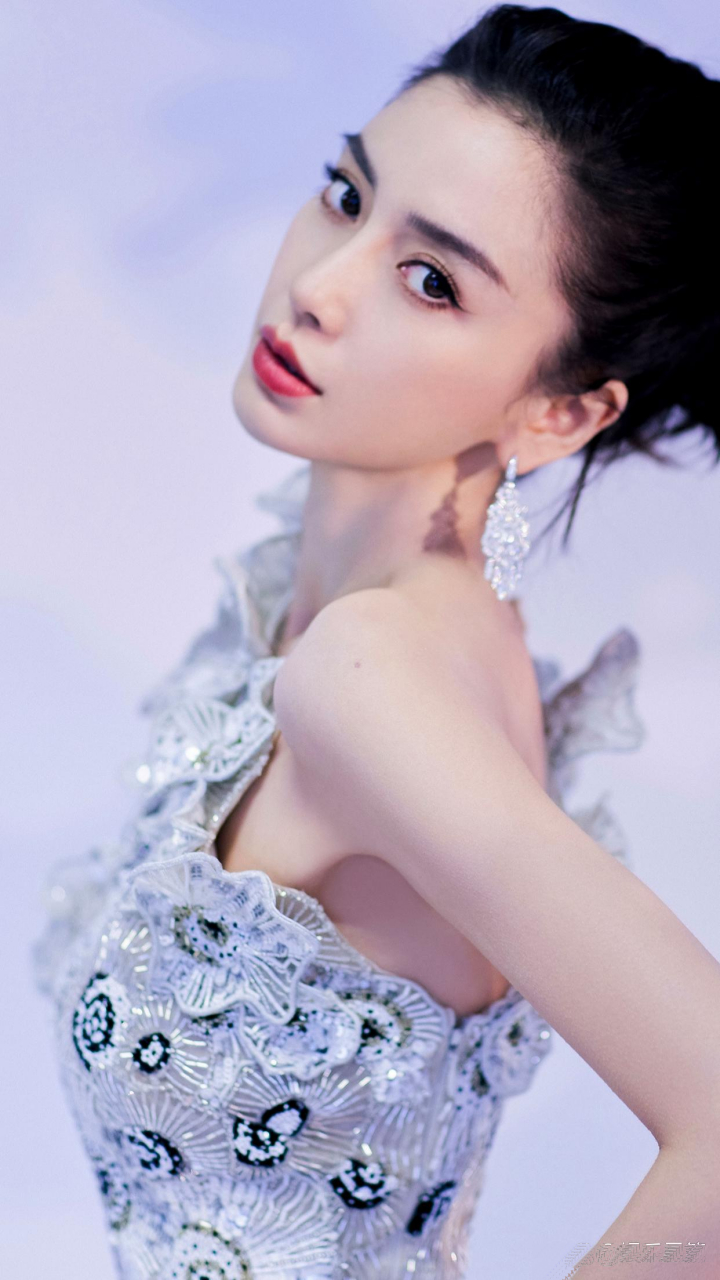 杨颖刺绣雕花露肩仙女裙写真