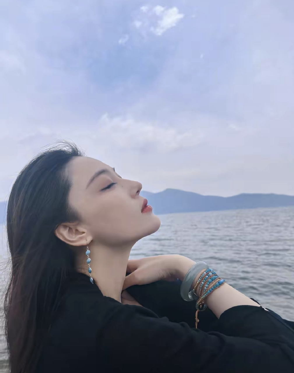细直大长腿抢镜,侧脸弧线美呆了  照片中,张馨予长发披肩,穿着黑色