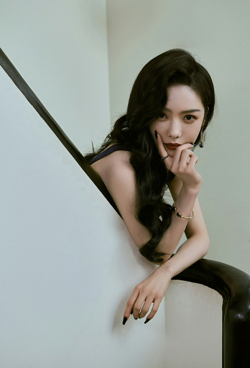 蔡文静,深色天鹅绒礼服,性感美丽!