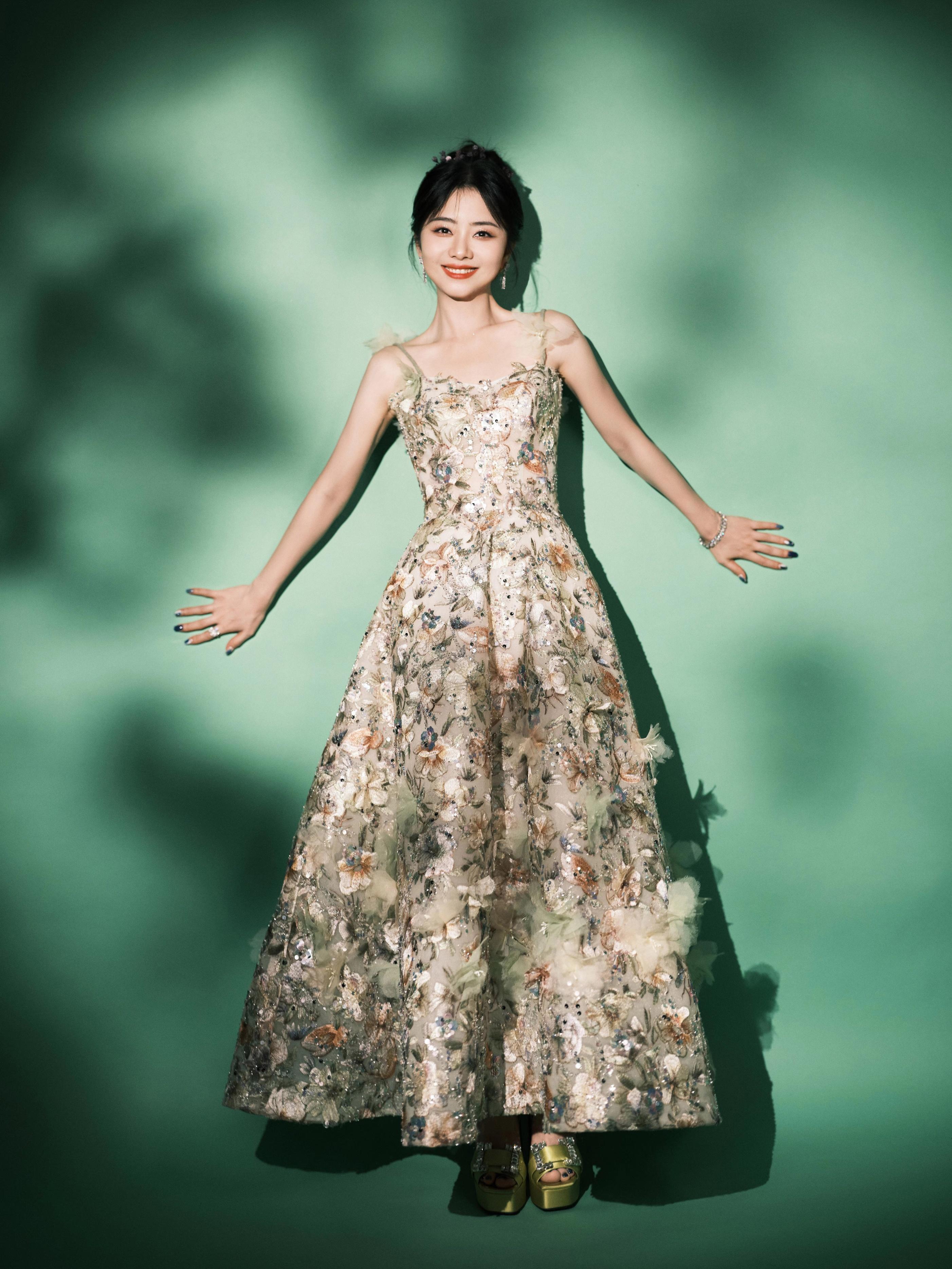 春日繁花,谭松韵的绿纱裙舞动生机