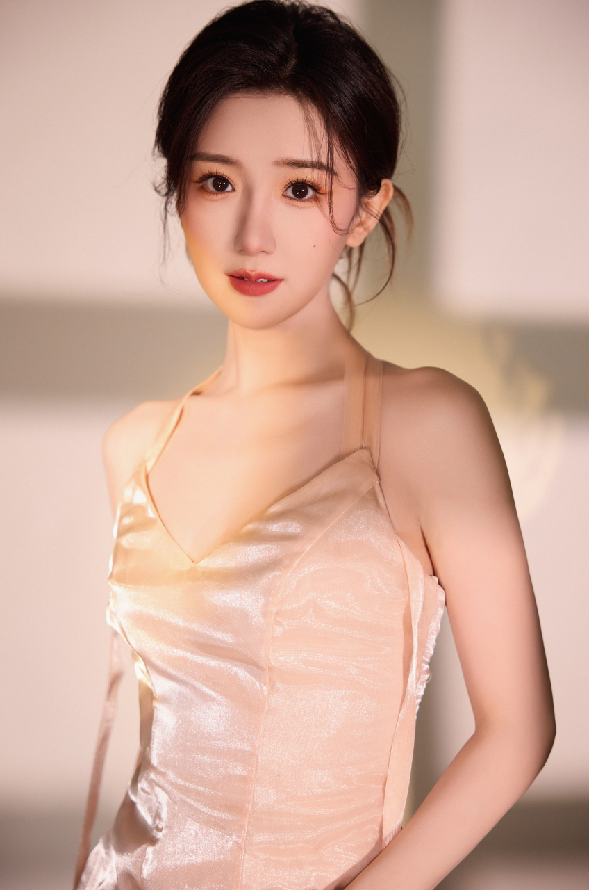 毛晓彤,粉丝吊带露背裙,美艳动人!