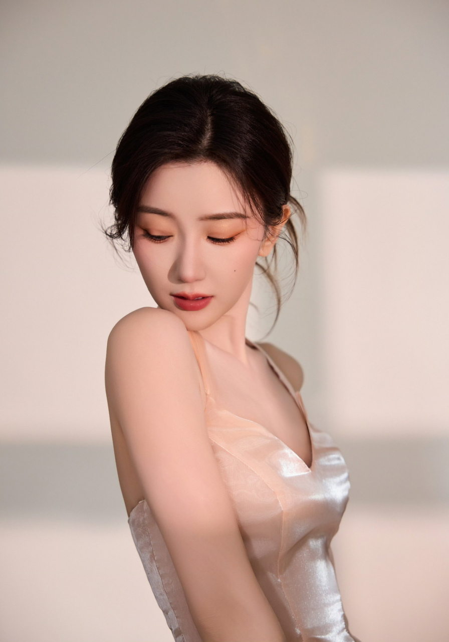 毛晓彤,粉丝吊带露背裙,美艳动人!