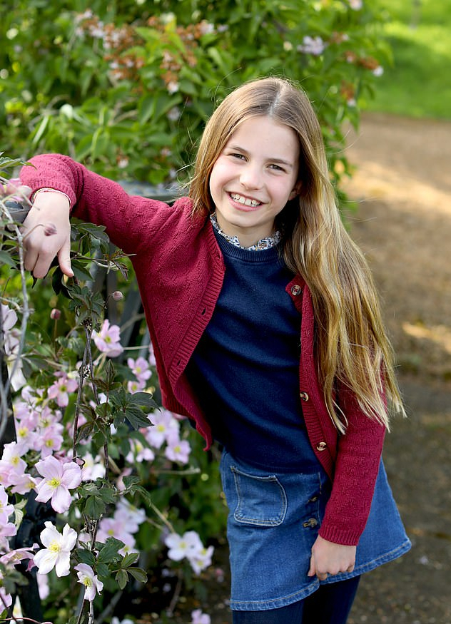 英国夏洛特公主9岁啦!官方生日照美成女神,神似戴妃又致敬女王