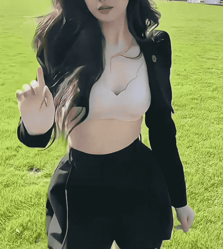 "半露底裤,露半乳",明星们的大胆穿衣,究竟是对是错?