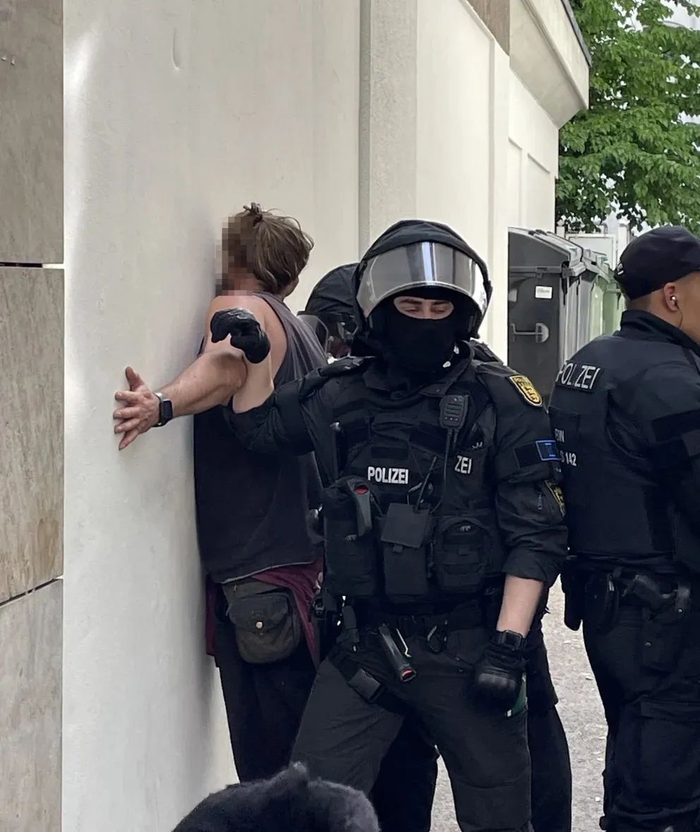 劳动节德国现苏联标志,警察被袭击,2000名穿黑袍者反对制度