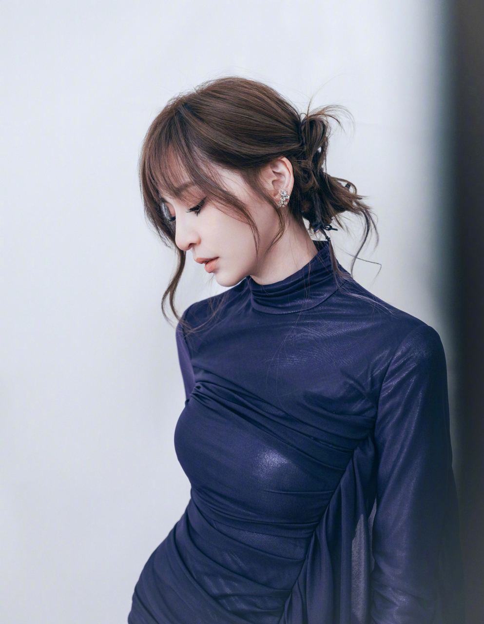 王心凌一袭深色连衣裙,优雅迷人魅力尽显.