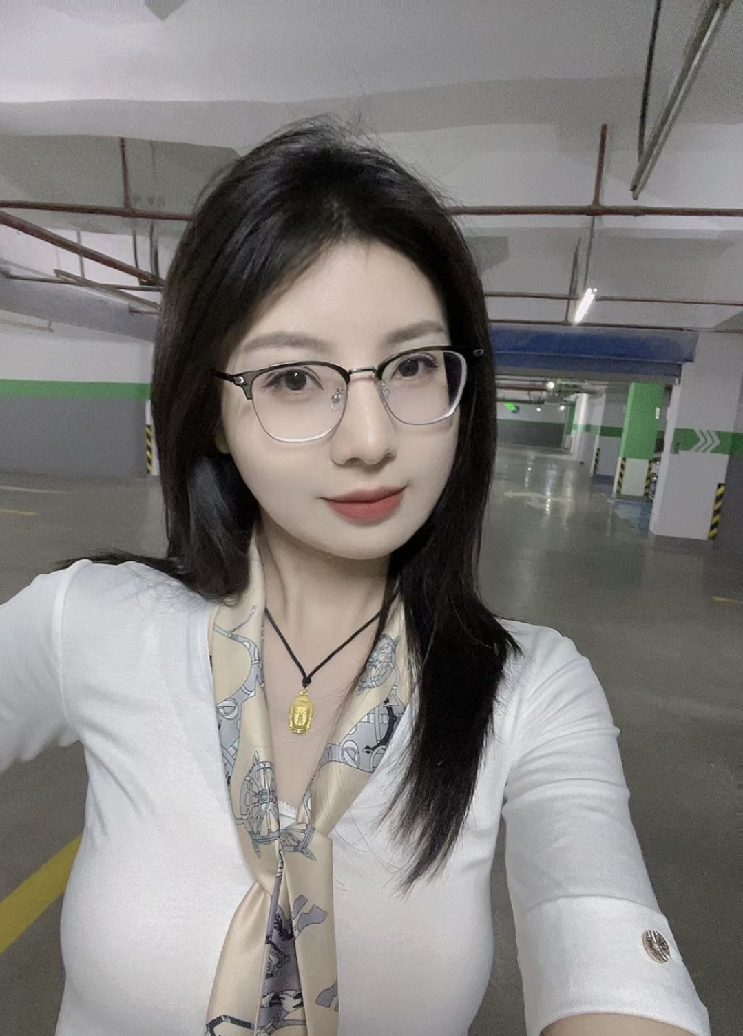 戴眼镜小姐姐气质好好