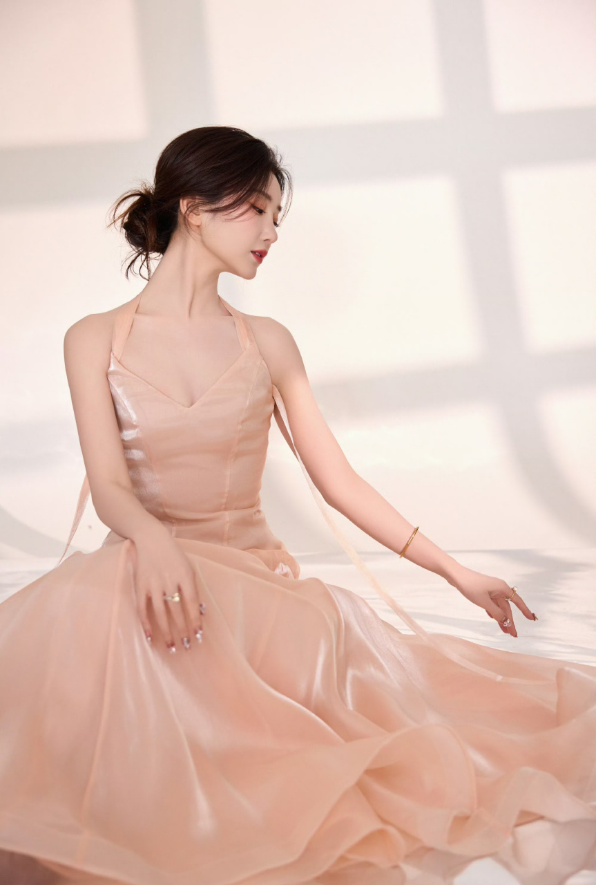 毛晓彤,粉丝吊带露背裙,美艳动人!