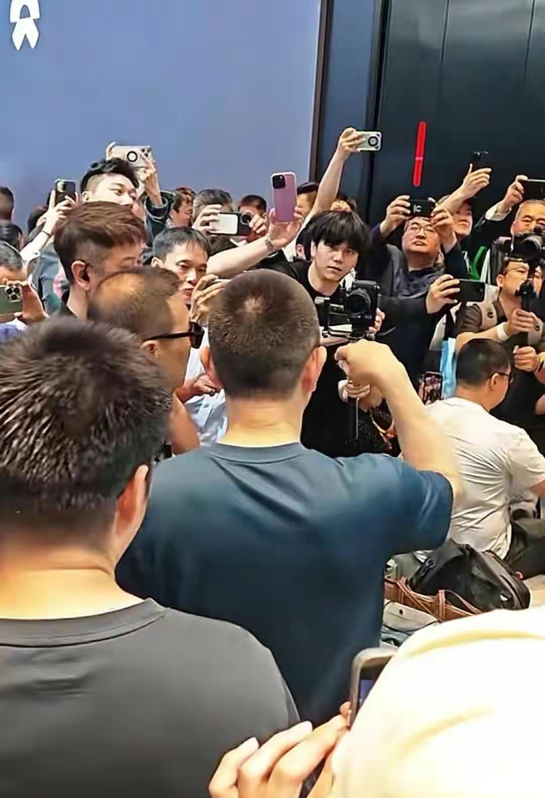 汪峰逛北京车展竟然没带帽子不戴假发