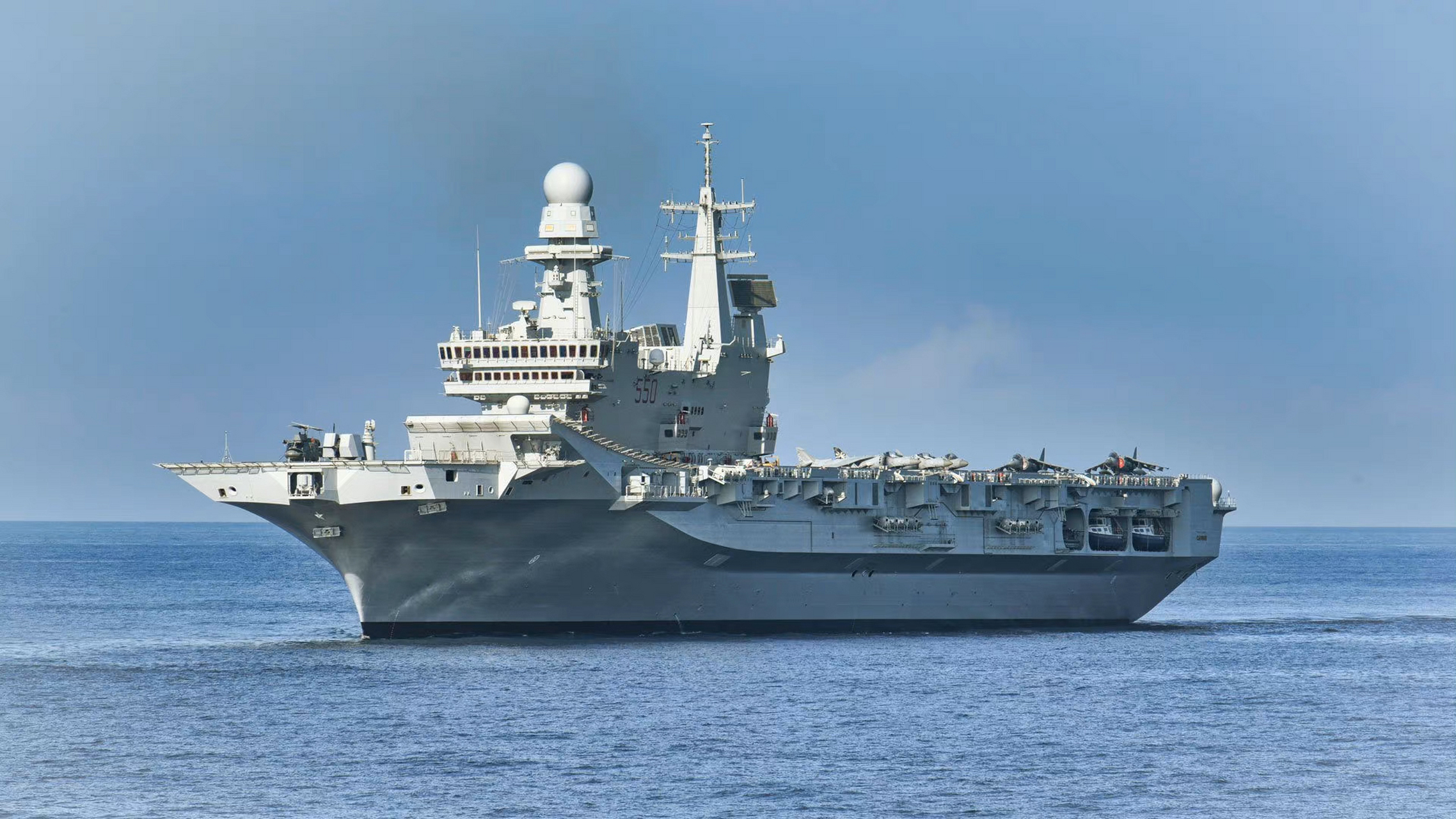 意大利海军加富尔号轻型航空母舰,看第一张图片,感觉加富尔号轻型航空