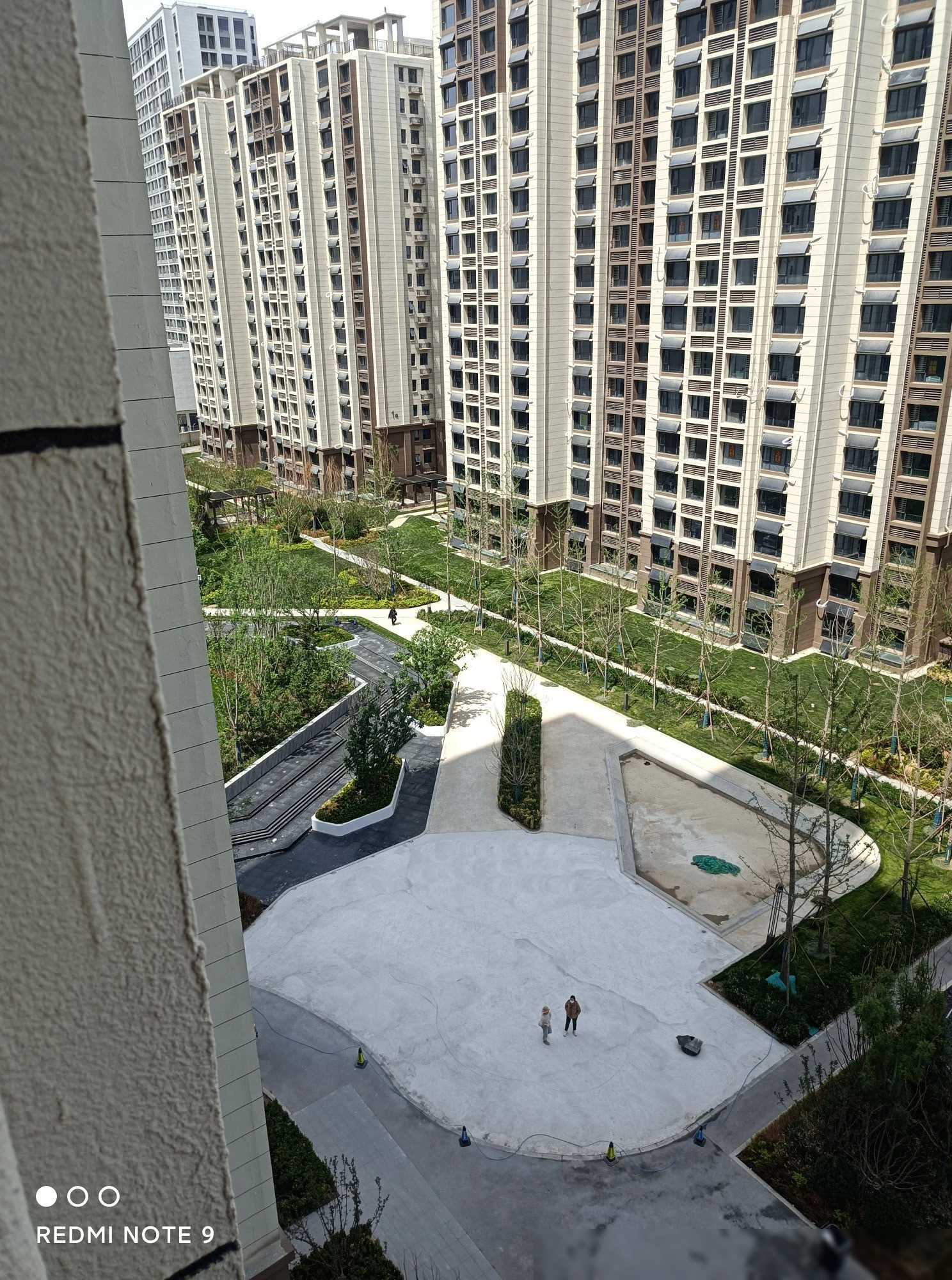 有些人喜欢去热门景点感受人潮,而有些人则更享受在家里的宁静时光