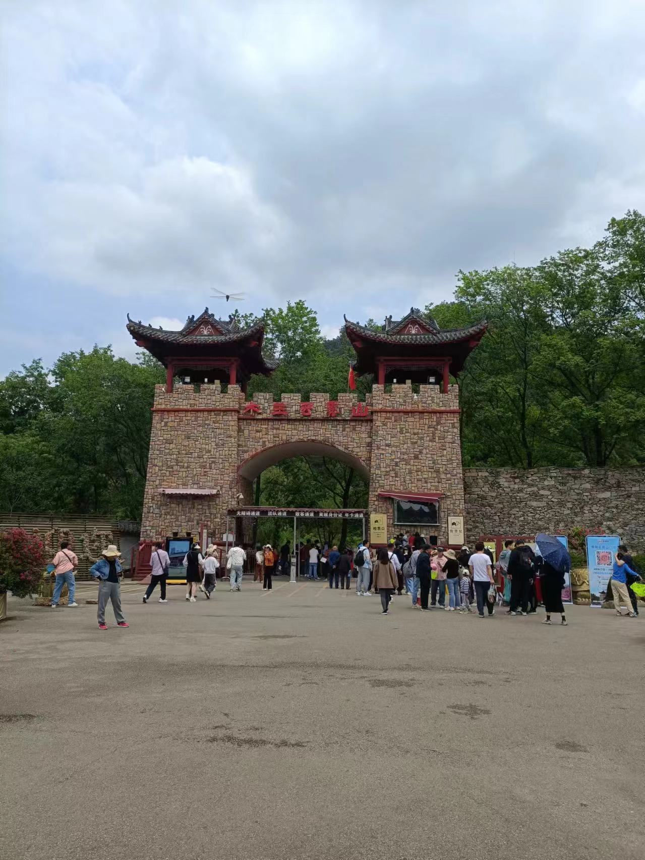 今天和几个小伙伴一起去了郊外爬山,一路上欢声笑语,感觉就像回到了