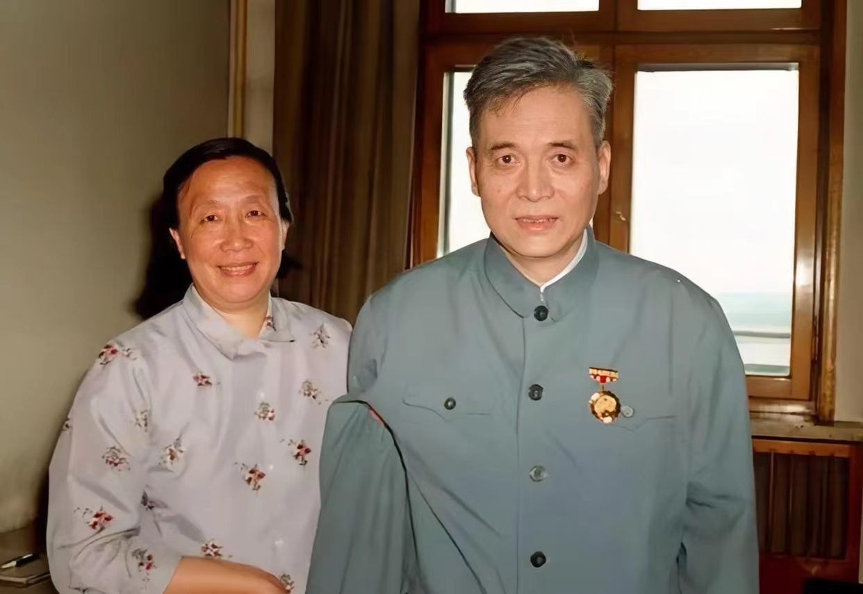 1986年,邓稼先与妻子许鹿希合影,邓因辐射患癌全身流血仍微笑