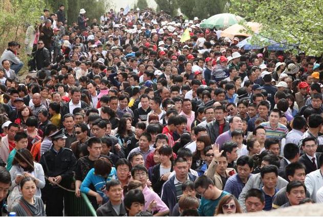 一家人就这样被人群活脱脱的