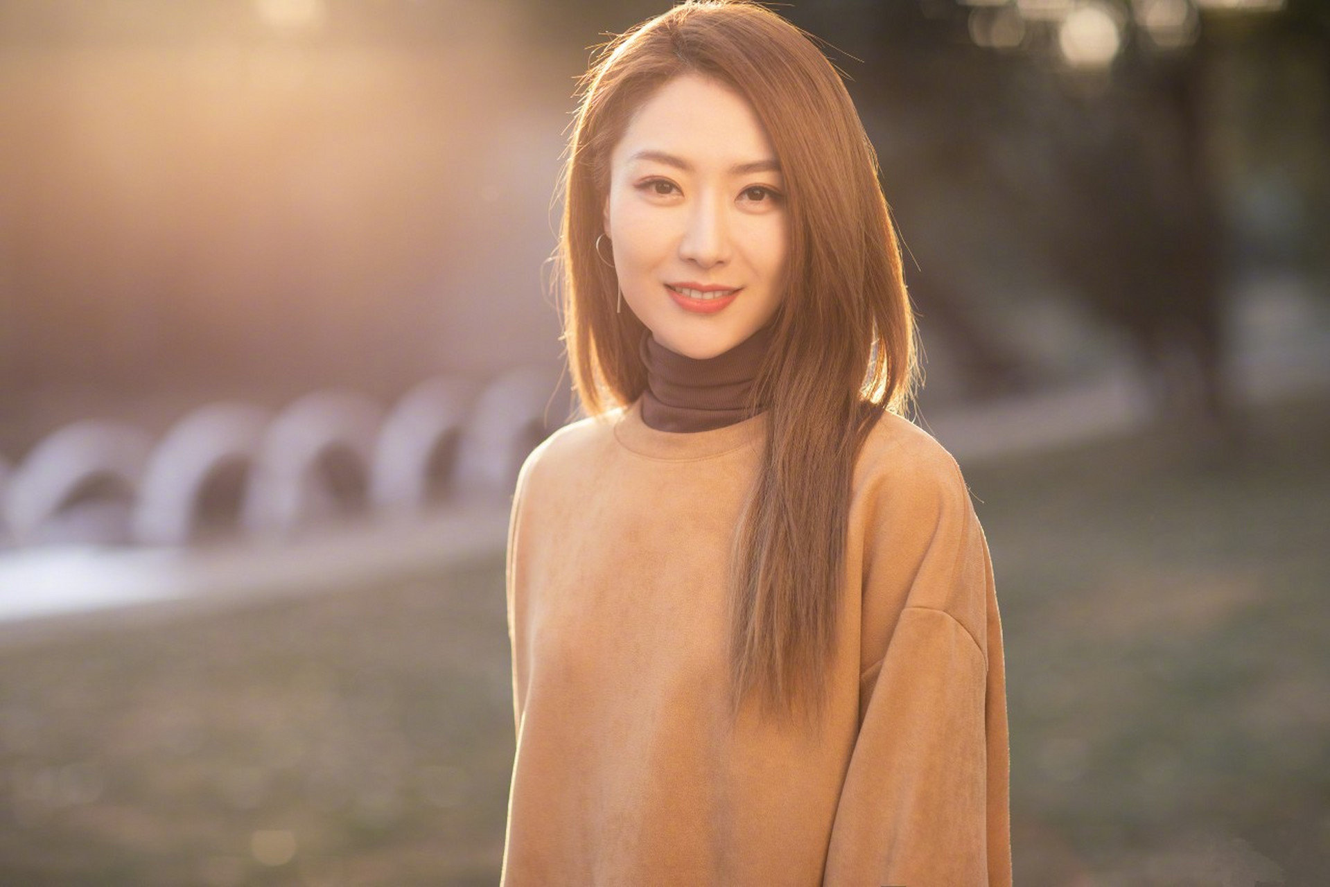 5月2日凌晨,霍汶希的社交平台动态引起了关注,她发文祝福旗下艺人白冰