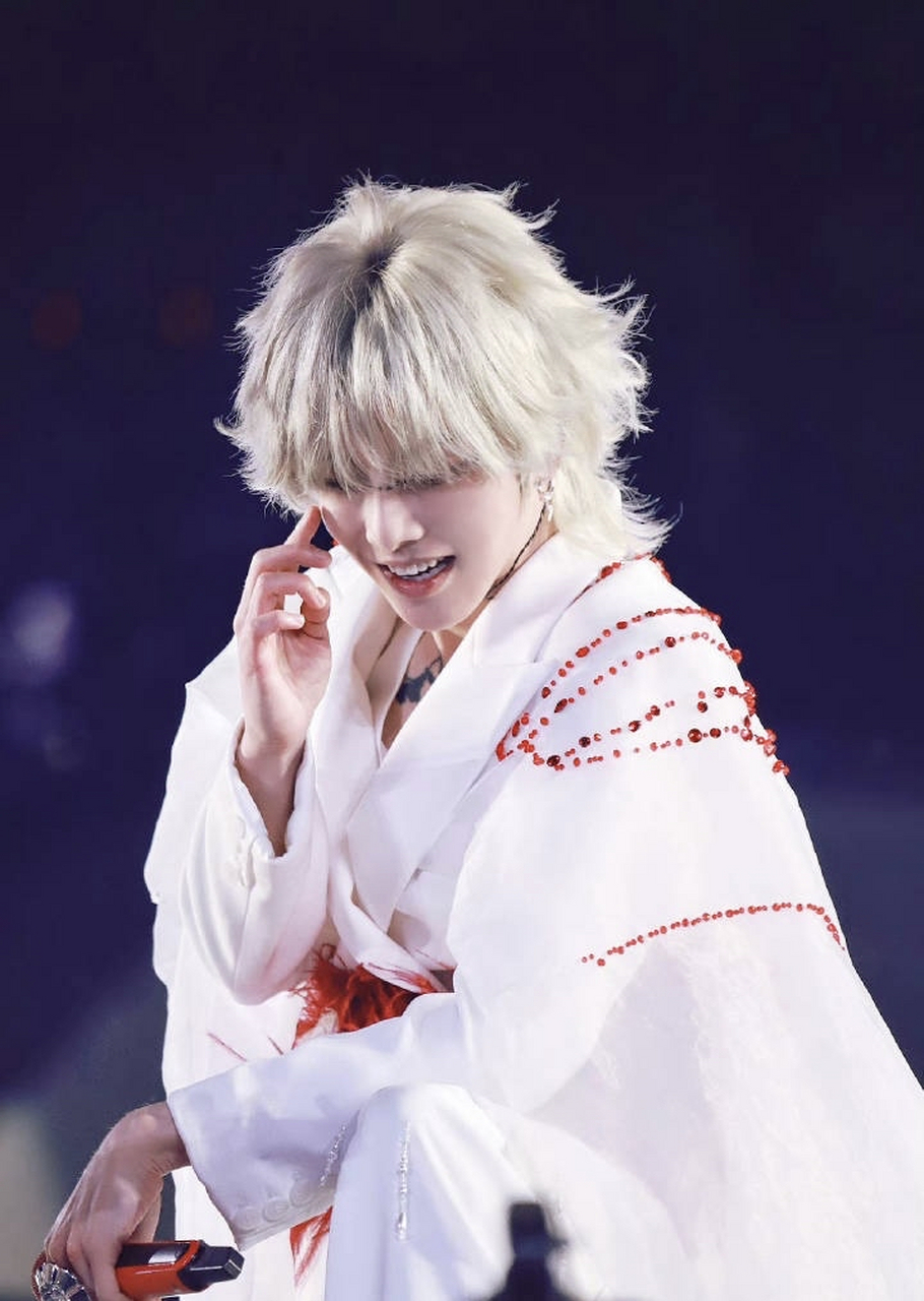 白发的华晨宇好像是从漫画里走出来的人物,又帅又酷又飒,我宣布华晨宇