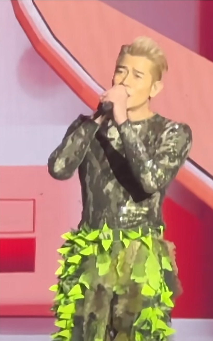 拍摄的舞台表演状态,郭富城全程跳蹦加演唱,尤其粤语歌郭富城女装舞台