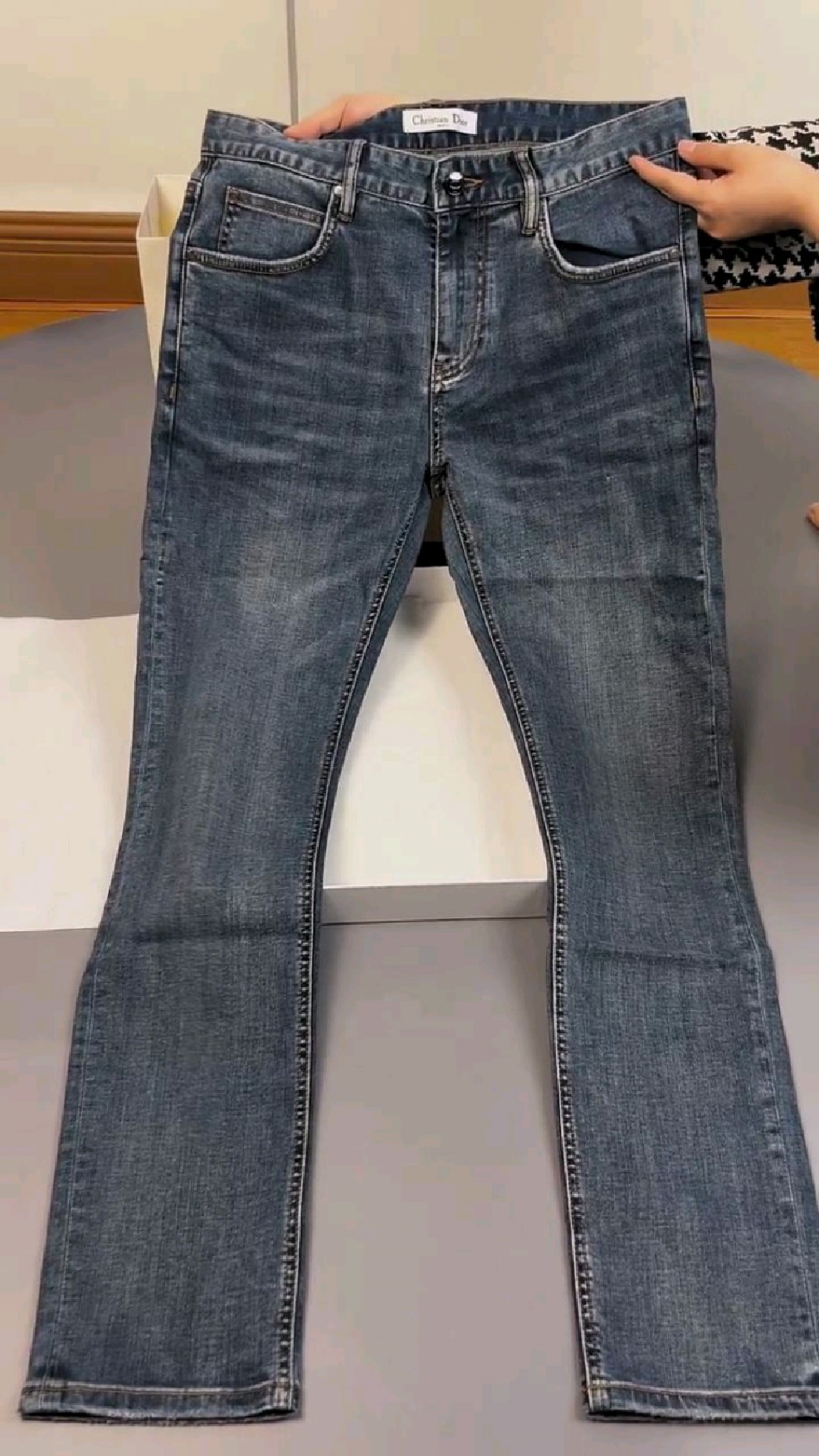迪奥夏季新款休闲牛仔裤,修身挺括有型