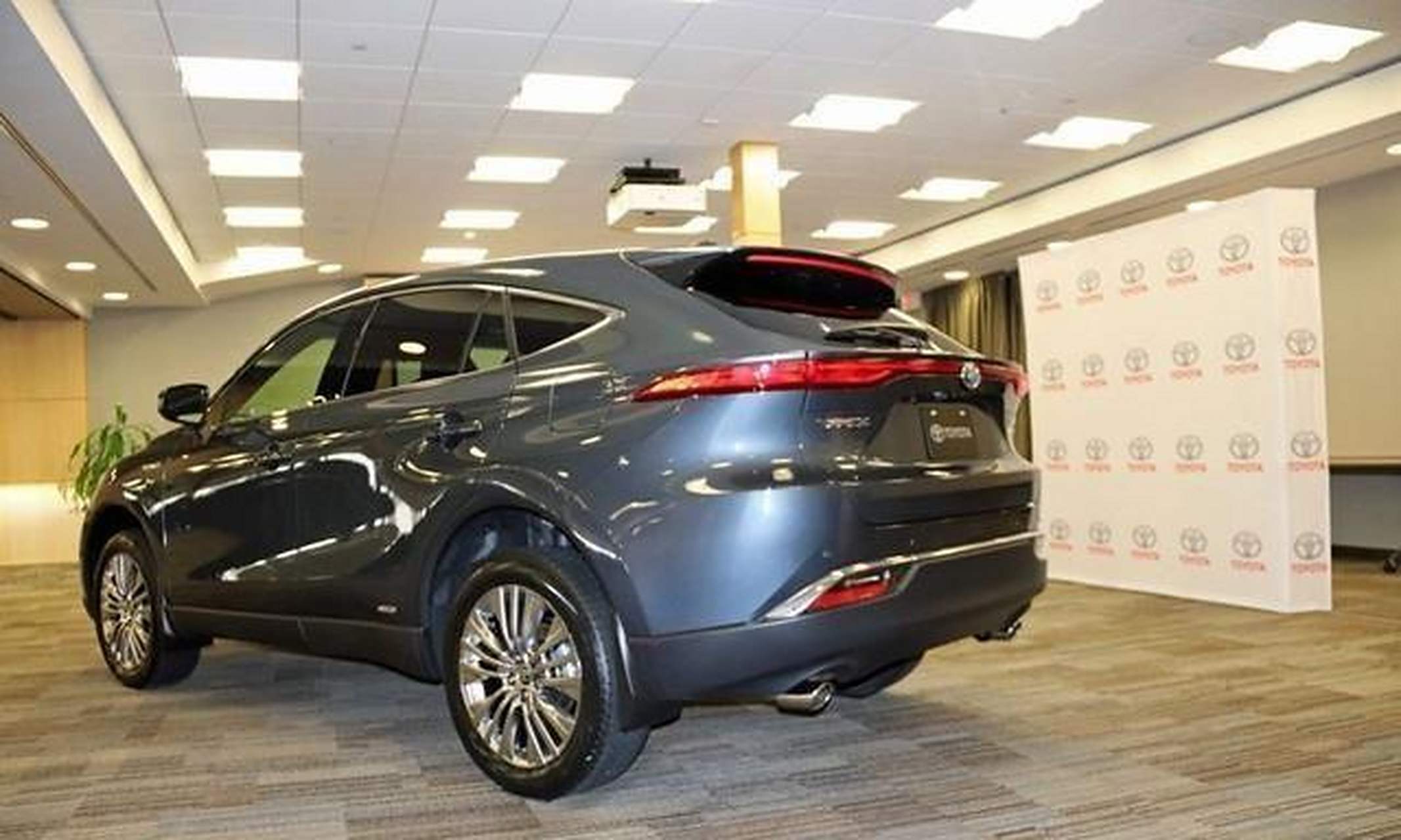 丰田全新suv海利亚震撼登场!动感前卫的外观,年轻时尚的内饰设计.