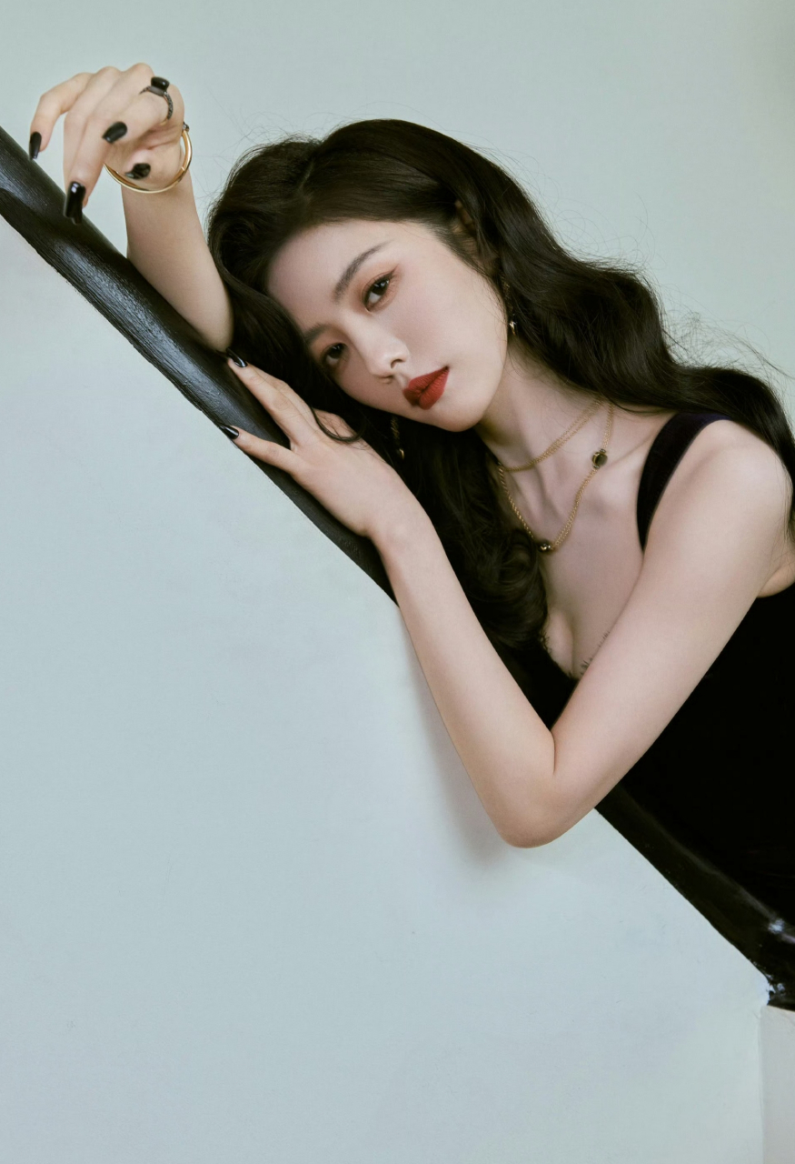 蔡文静越来越有魅力了,一袭深色礼服裙搭配微卷长发,精致妩媚,性感