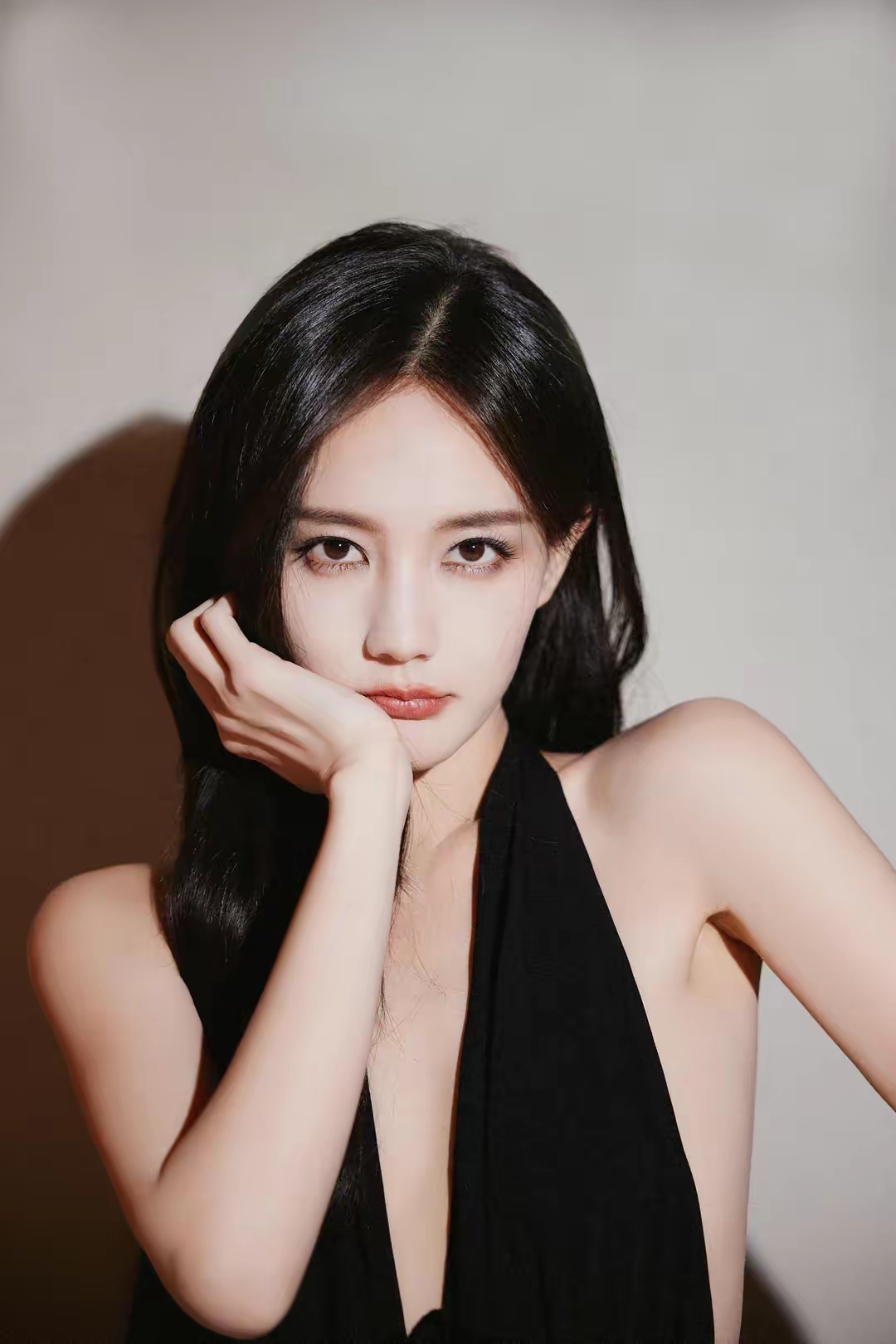 李一桐深v黑裙,演绎性感魅力,事业线吸睛十足,露背设计风情万种