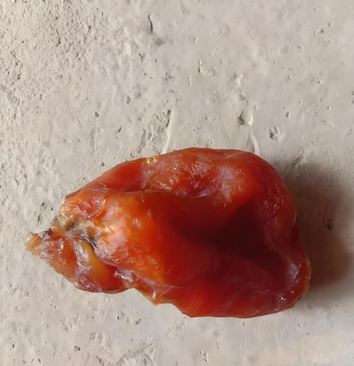 "鸡宝" 新鲜挖出的鸡宝呈现出蛋黄色,但是在风干后,就会呈现出褐黄色