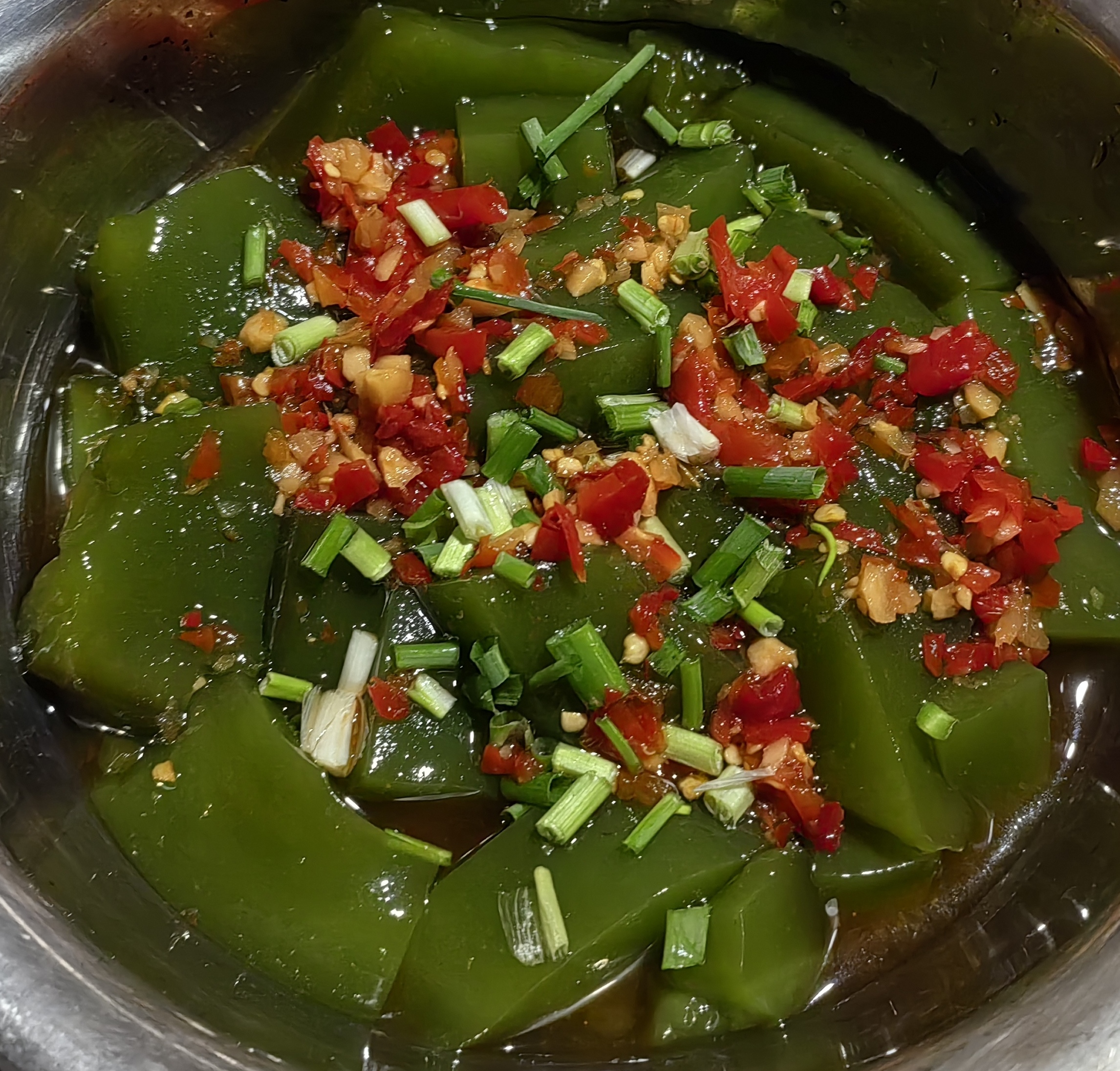 第一次做了斑鸠叶豆腐,非常成功,非常好吃,三四月的山里,简直就是美食