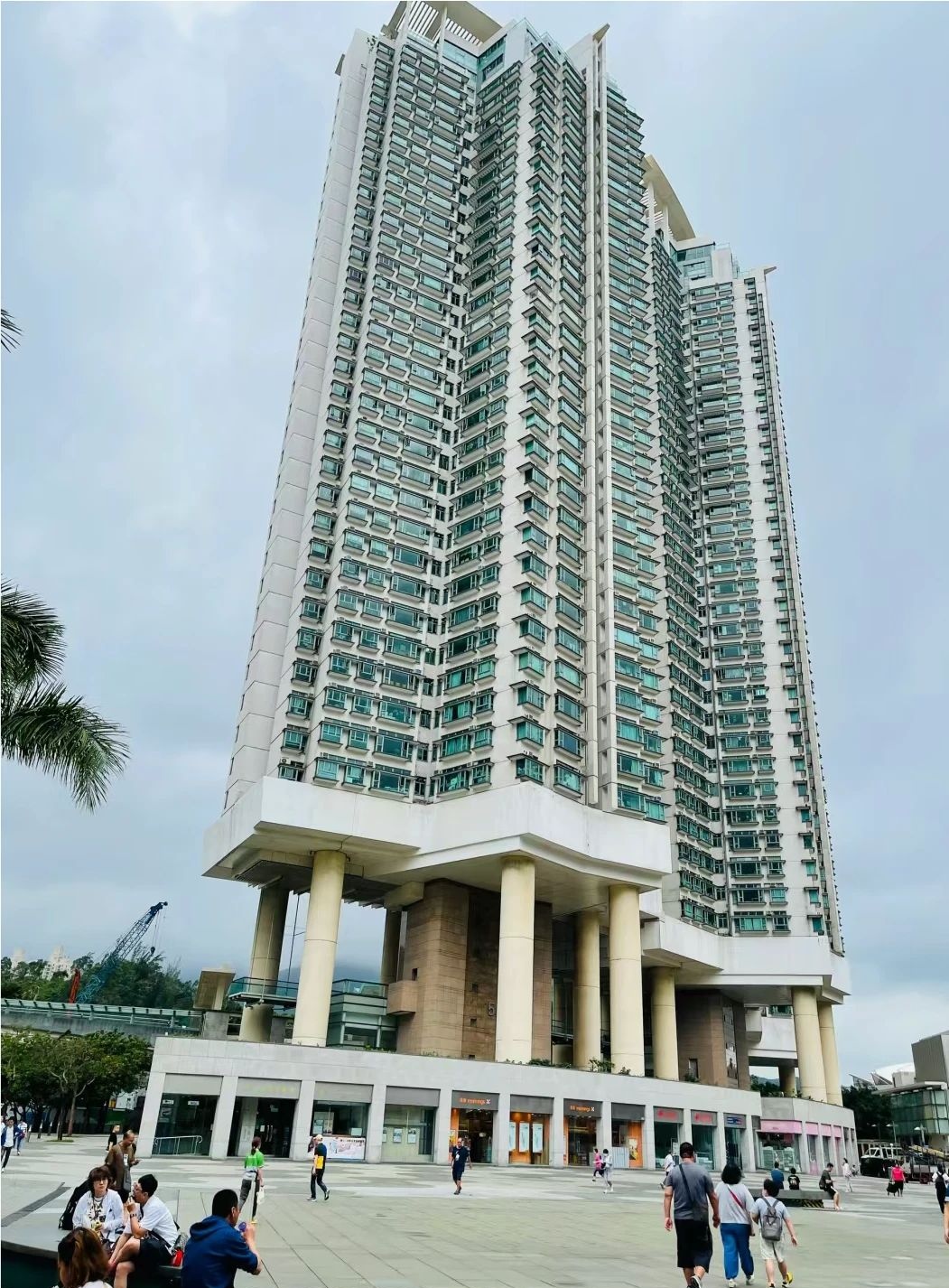 在香港,你注意到没有,很多这种吊脚楼,是为了防风,防海水,还是抗震?