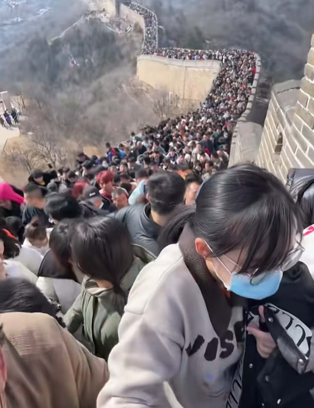都说"不到长城非好汉",可是真到了长城,那是"一身汗",人挤人都能汲鲻