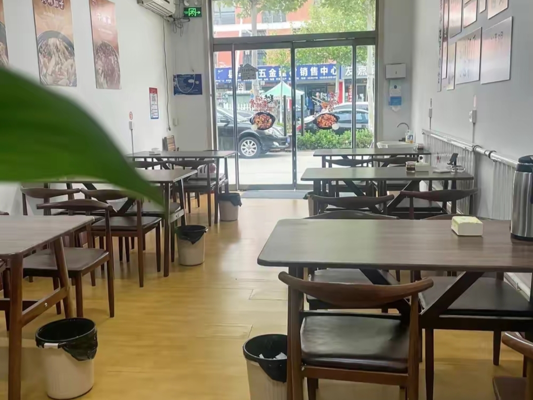 孤独的餐饮守店人 朋友的餐店五一这两天生意惨淡,他说今天中午一共13