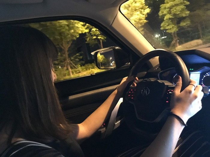 照片晚上妹妹开车拉着我坐副驾图片晚上美女开车在高速公路上图片实拍