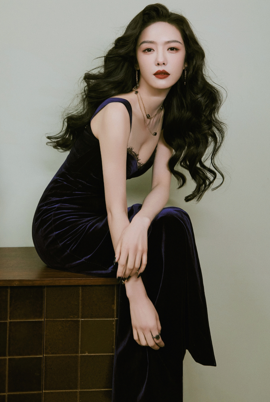 蔡文静越来越有魅力了,一袭深色礼服裙搭配微卷长发,精致妩媚,性感