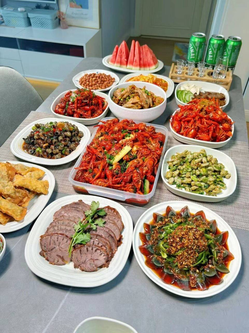 这不,我就做了一桌丰盛的大餐,小龙虾,酱牛肉,拌拌皮蛋等等,样样都是