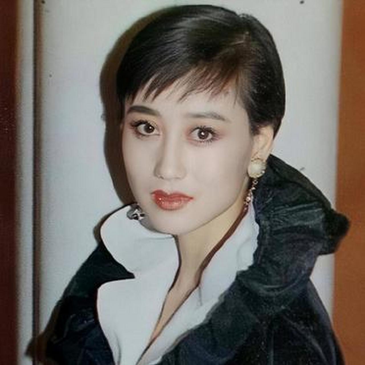 1986年回到香港参加第2届亚洲小姐竞选并获得冠军,同年参演电影