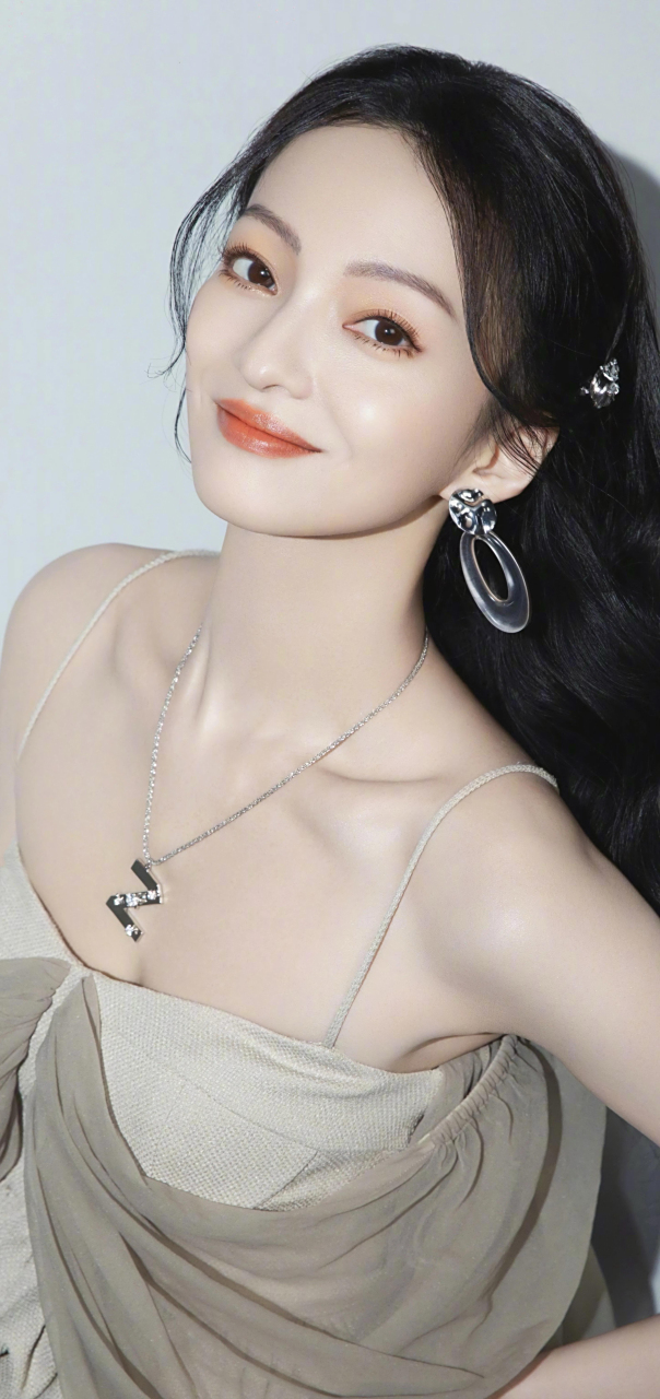 张韶涵在演唱会上遭遇突发急性肠炎,尽管天空下着雨,她依然坚持完成