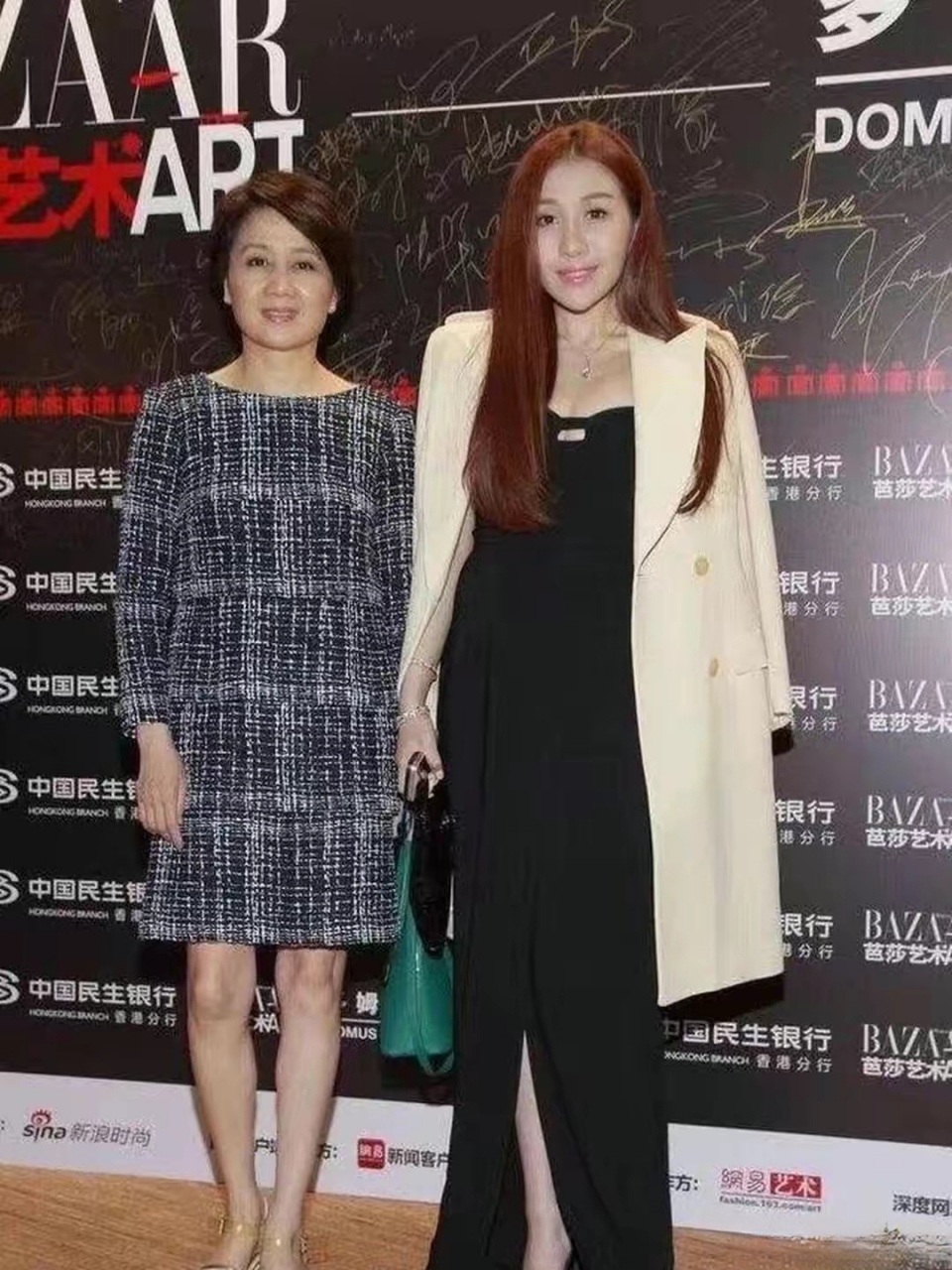 梁安琪的两个女儿气质有点差呀, 特别是大女儿何超盈,脖子前倾, 面相