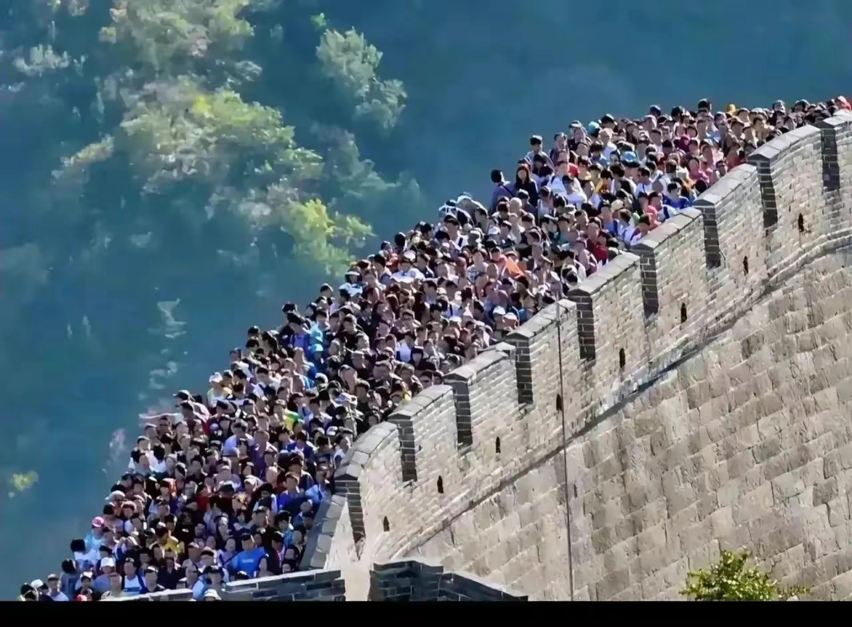 人头堆起来的山图片