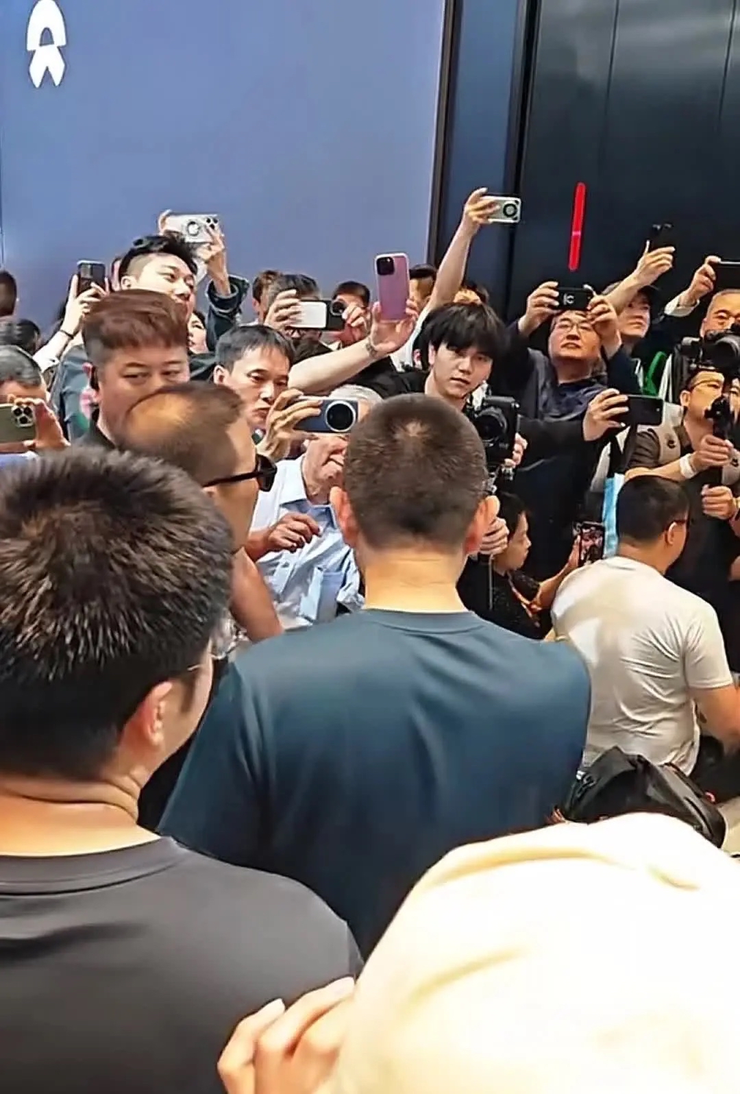 汪峰竟不戴帽子不戴假发逛北京车展这一举动显示他已经完全放下明星