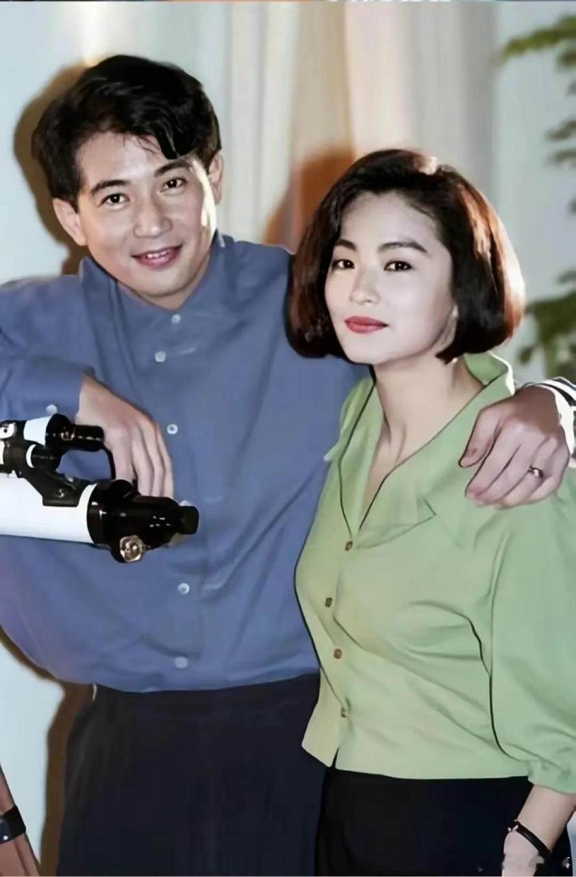 1973年,26岁已婚的秦汉爱上了18岁的林青霞,怀孕8个月的妻子邵乔茵