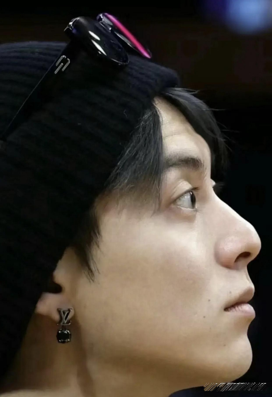 王鹤棣素颜也是大帅哥