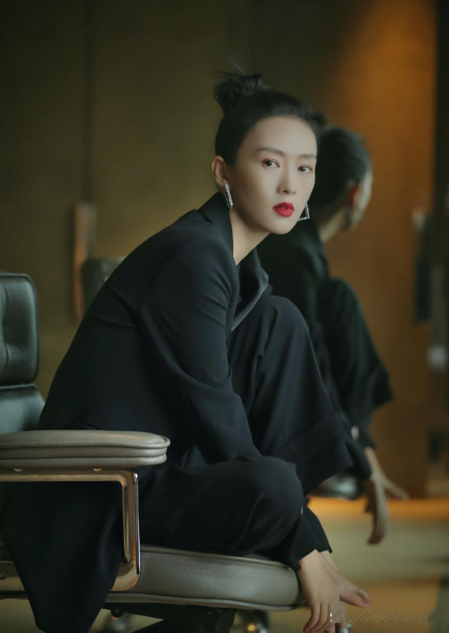 陈数黑西装配纱裙优雅大气