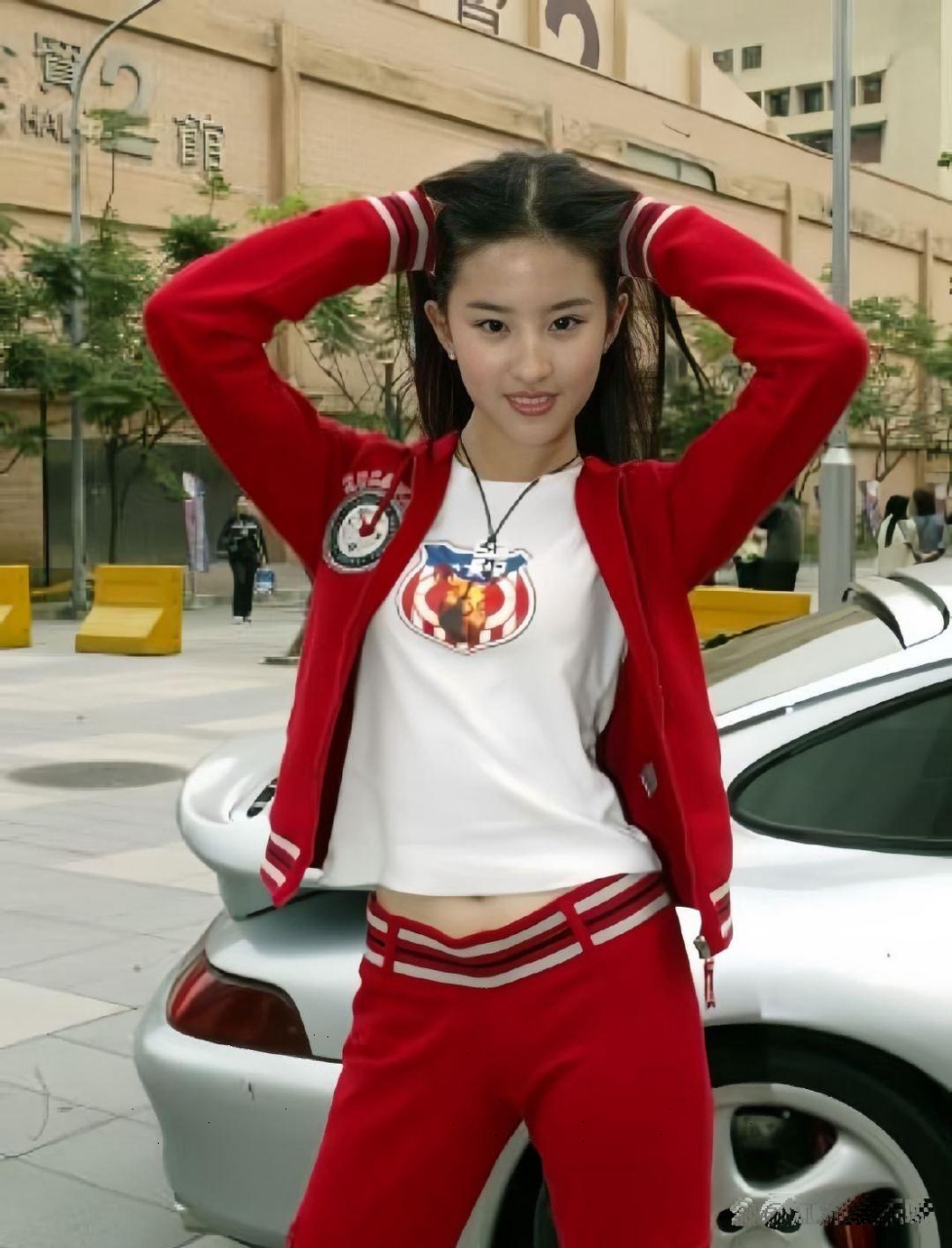 刘亦菲红色运动服