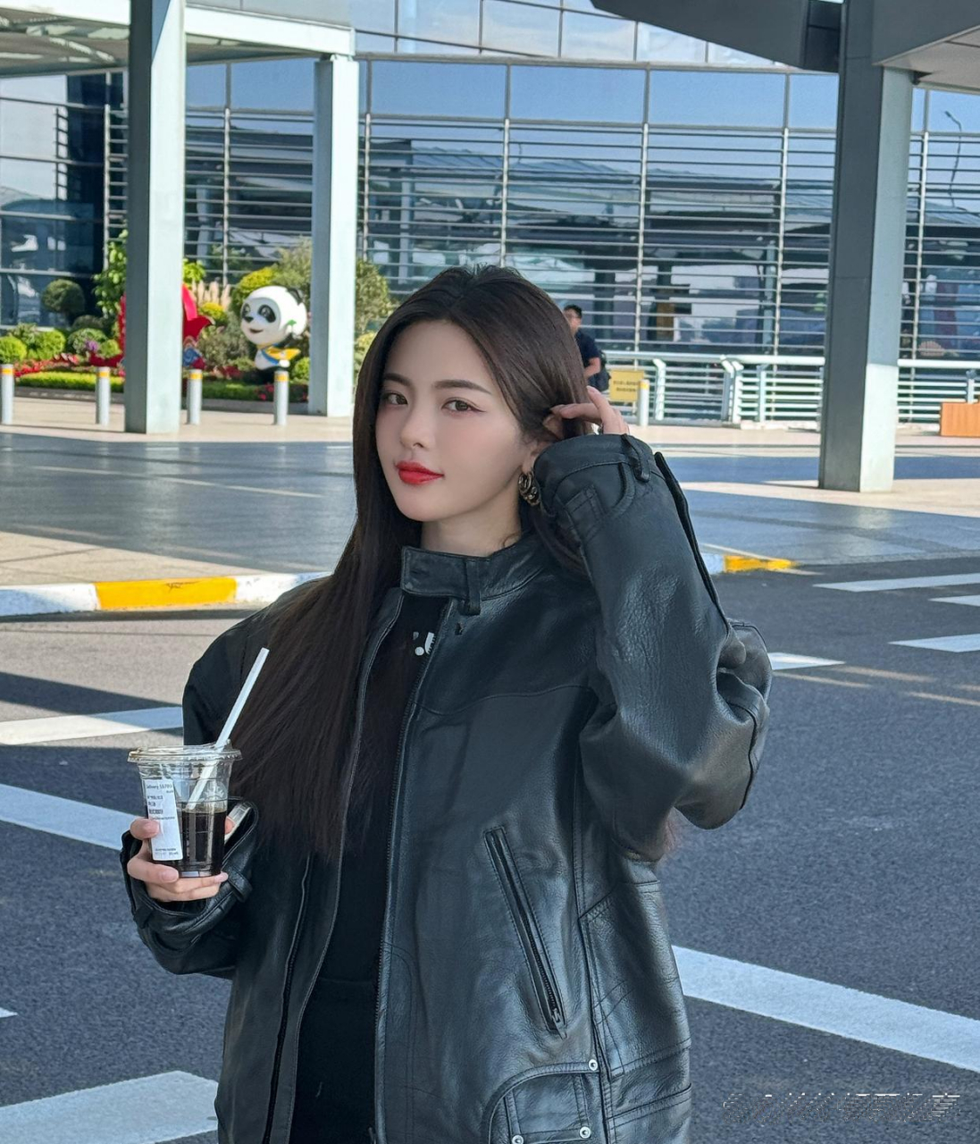 杨超越黑皮衣黑丝袜